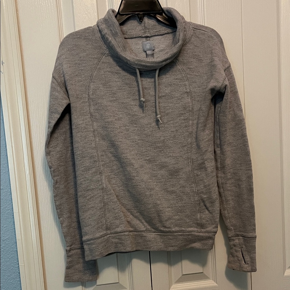 Gap fit women’s mock neck grey sweatshirt.  Size small